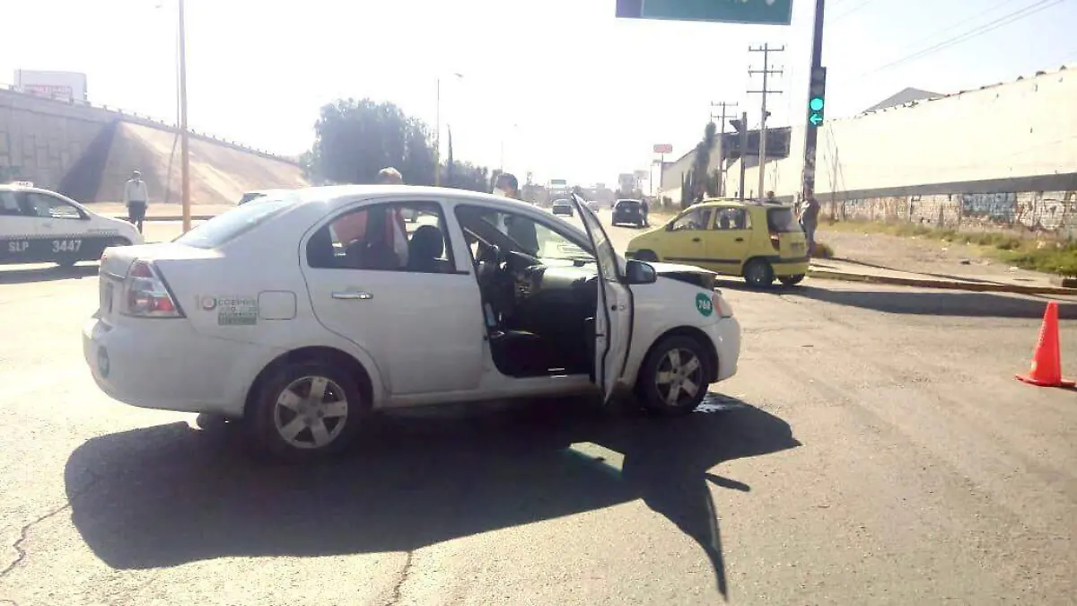 Daños en auto de la Secretaría de Salud